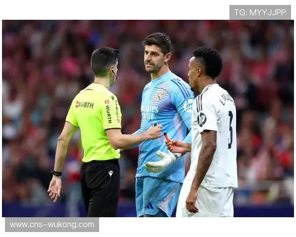 皇马球迷客场高歌支持，库尔图瓦多次神扑获掌声