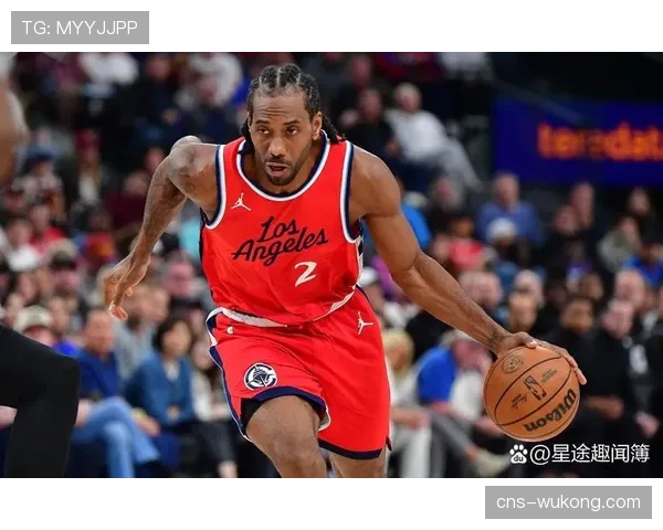 快船对阵爵士半场，莱昂纳德因背部痉挛退出本场比赛