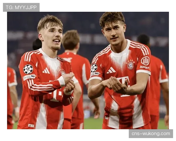 终场哨响，拜仁球员拥抱庆祝淘汰皇马晋级四强